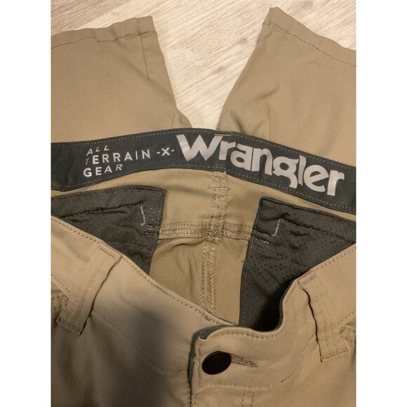 Wrangler Mens All Terrain Gear Khaki Cargo Shorts Size 34 - Picture 3 of 7